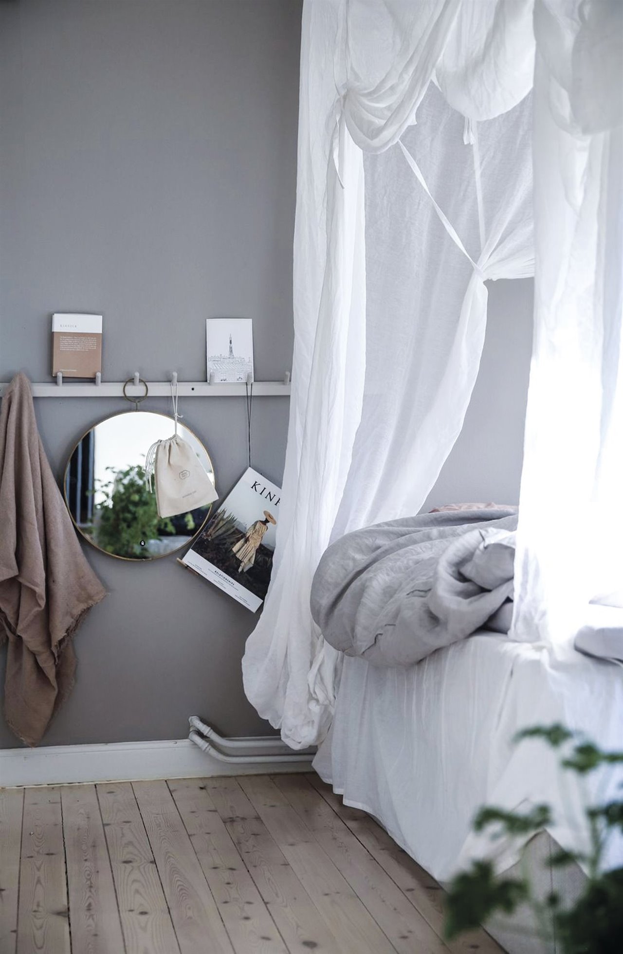 Dormitorio con pared gris 