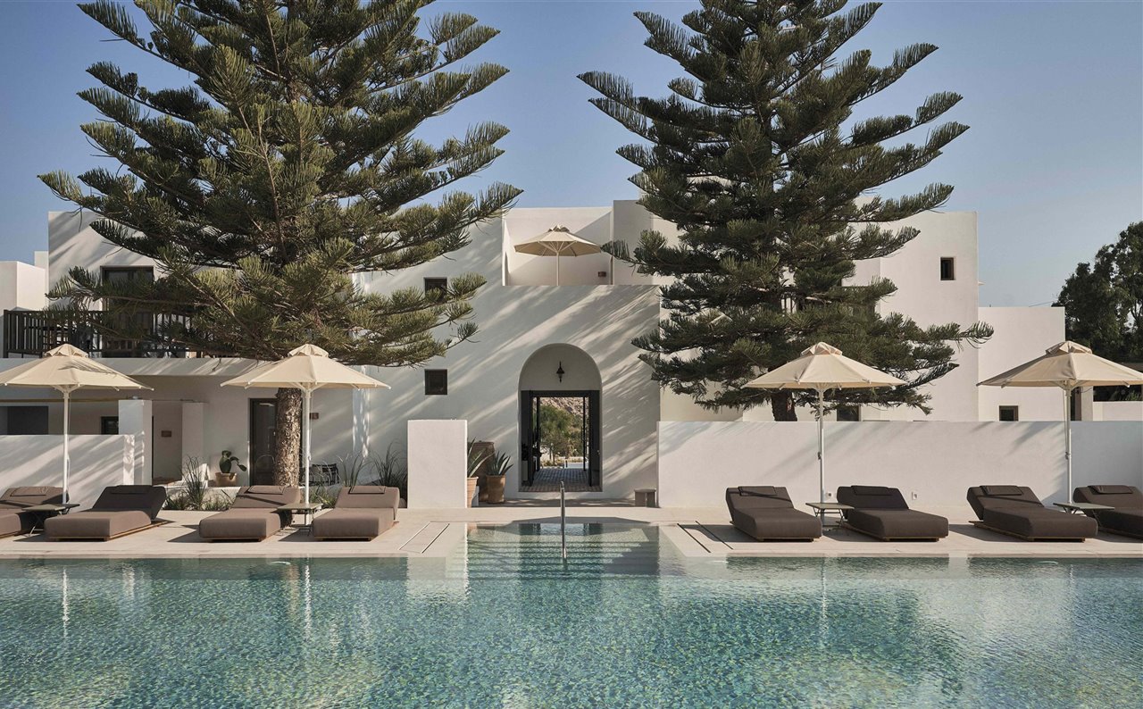 El arquitecto Stamos Hondrodimos, de Interior Design Laboratorium, ha transformado un complejo de 55 habitaciones en un hotel de 33 suites utilizando suelos de terracota, mármol local y una paleta tonal que presenta la arquitectura cicládica bajo una perspectiva moderna.