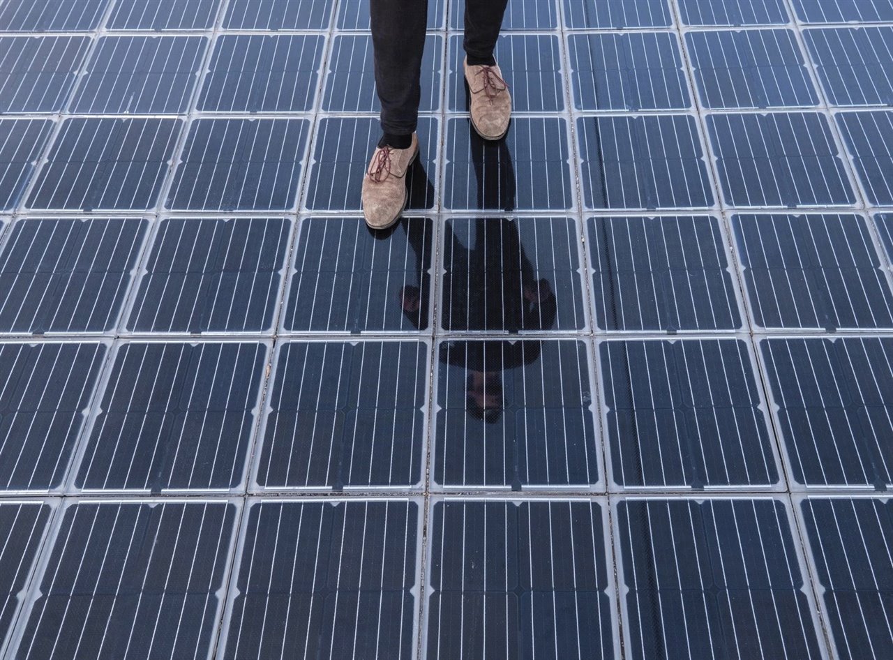  Pavimento fotovoltaico de la firma húngara Platio. Estas baldosas están protegidas por un material antideslizante y son totalmente seguras.