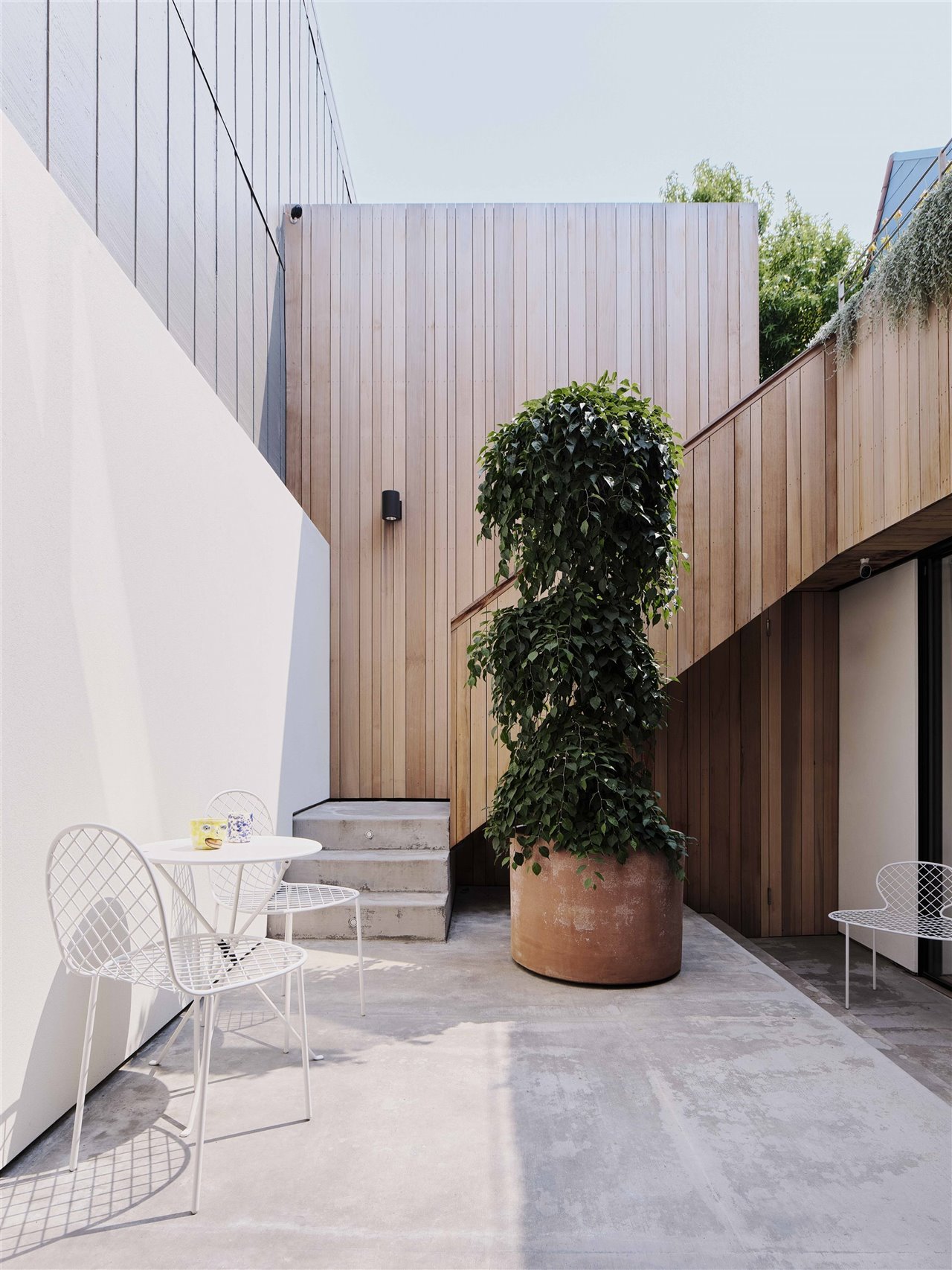 La casa cuenta con varios patios interiores.