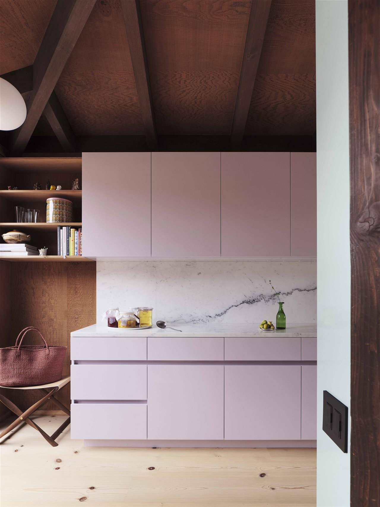 La cocina presenta un dulce color rosa empolvado.