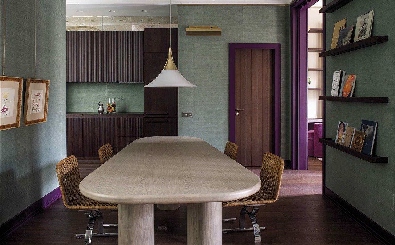 Comedor de Finestres House con mesa diseño de Quintana, sillas en Corsini Antiquités y lámpara de Murano en Brutus de Gaper.