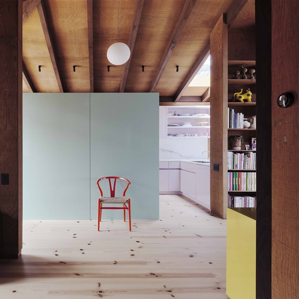 Una casa de los 70 que ha revivido gracias al color y el buen gusto