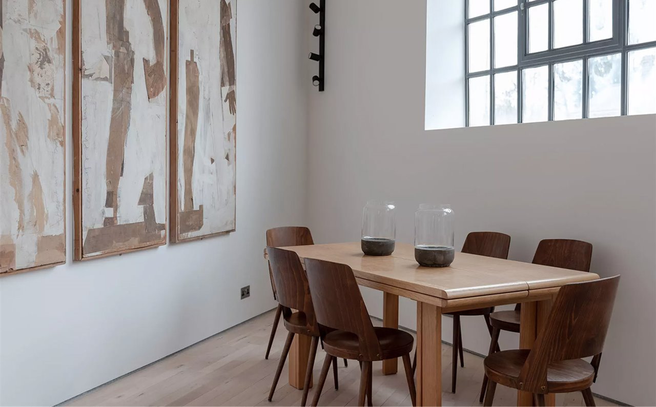 El comedor de un moderno loft de Londres que antes era una antigua fabrica de chicles.