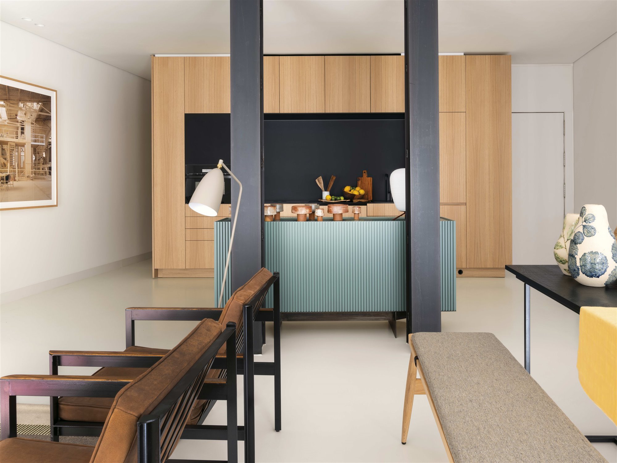 cocina comedor moderno de madera con encimera azul y vigas negras