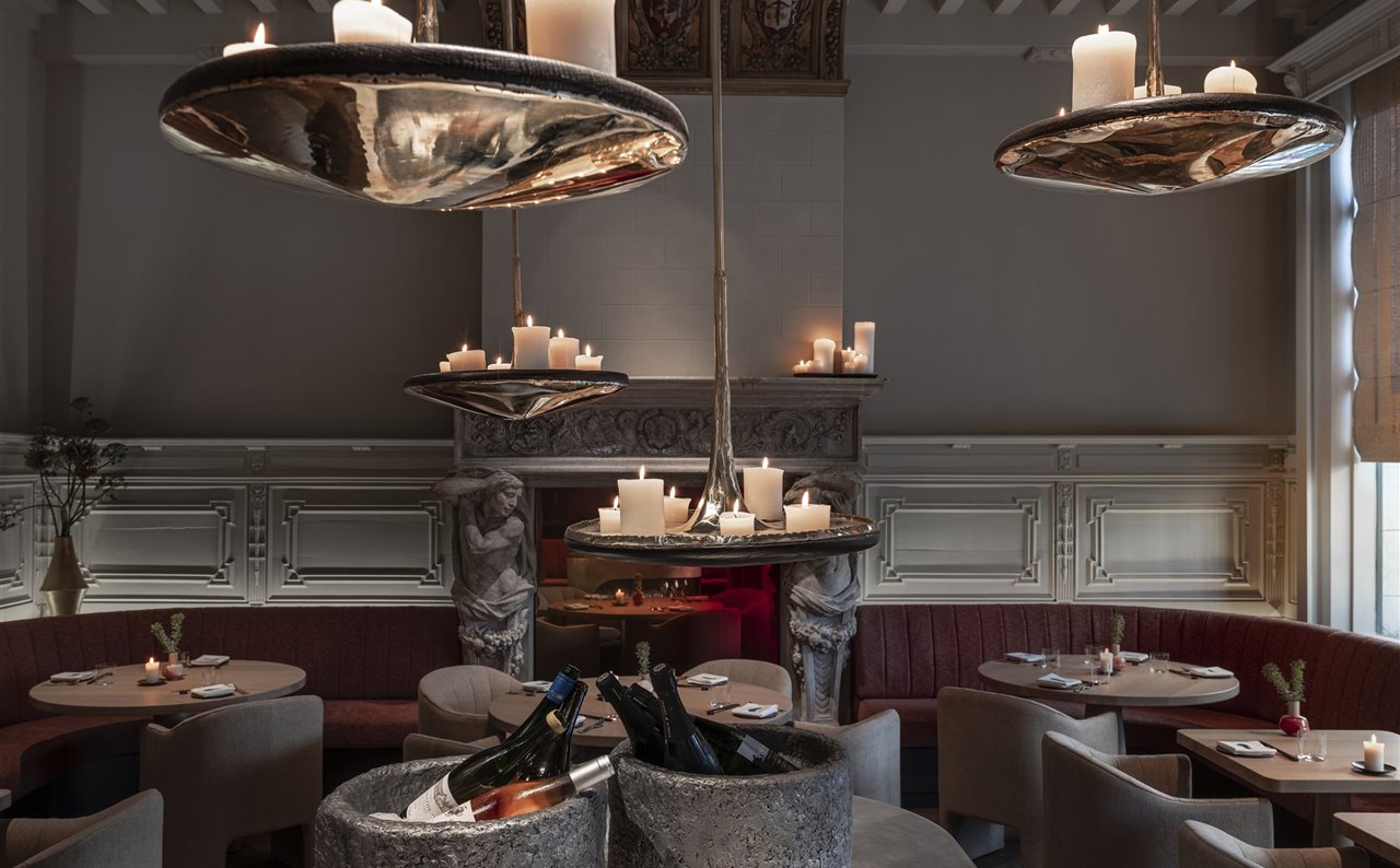 Espacio central del restaurante con la lámpara de latón fundido del artista Valentin Loellmann.