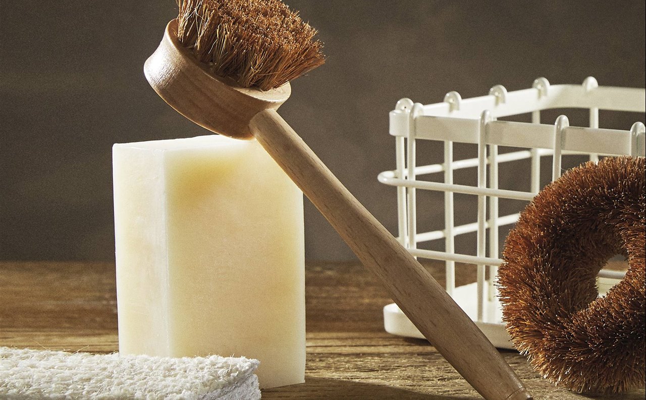 La cera de abeja natural sirve para nutrir y limpiar los muebles de madera