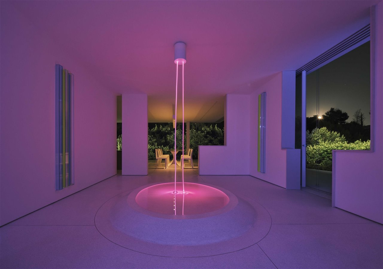 Y por la noche, las luces LED crean una casa nueva.