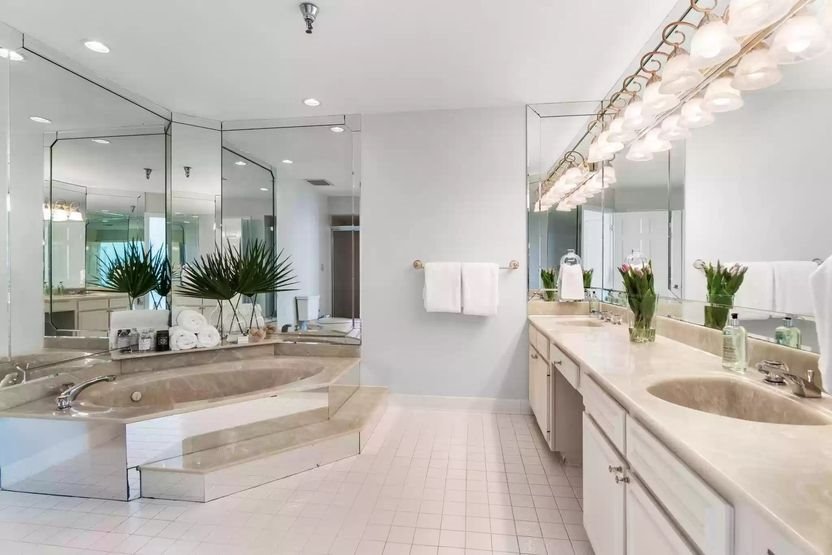 baño de mármol casa de britney spears