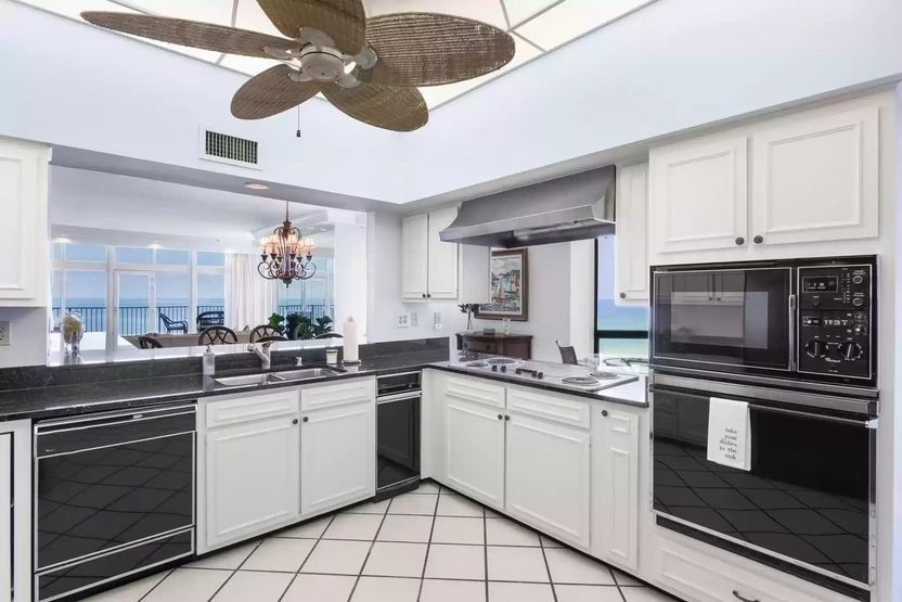 cocina blanca y negra casa britney spears