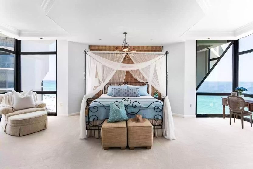 dormitorio cama con dosel casa britney spears