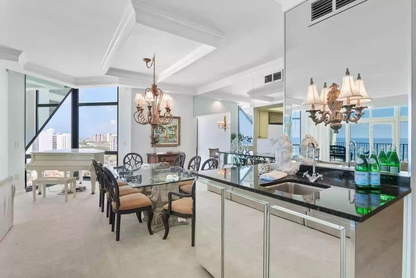 piano blanco y comedor casa britney spears