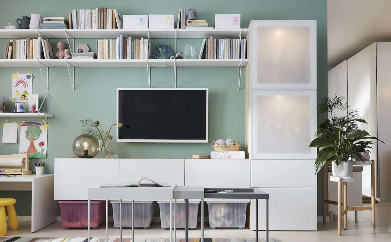Salón de Ikea con mesas auxiliares y cajas organizadoras debajo de la estantería
