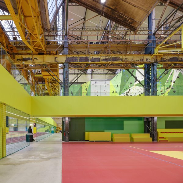 Luz cenital, estilo industrial y aire catedralicio, ¿esto es un polideportivo?