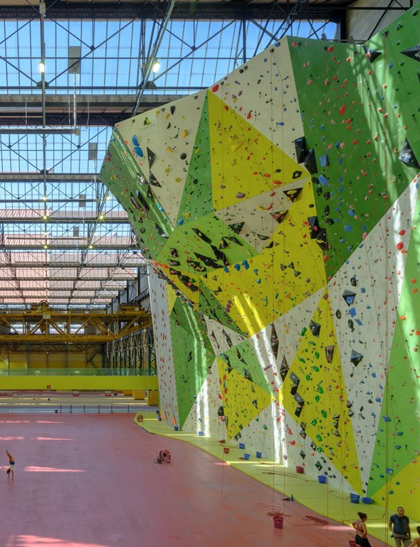 Luz cenital, estilo industrial y aire catedralicio, ¿esto es un polideportivo?