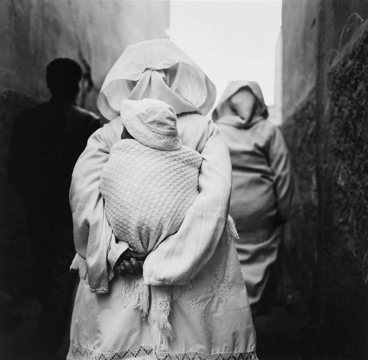 Realizadas en sus viajes de 1987 y 1992, las escenas marroquíes retratadas por el fotógrafo barcelonés Ferran Freixa tienen a las personas como inesperadas protagonistas. © Arxiu Ferran Freixa, VEGAP, Girona, 2022.