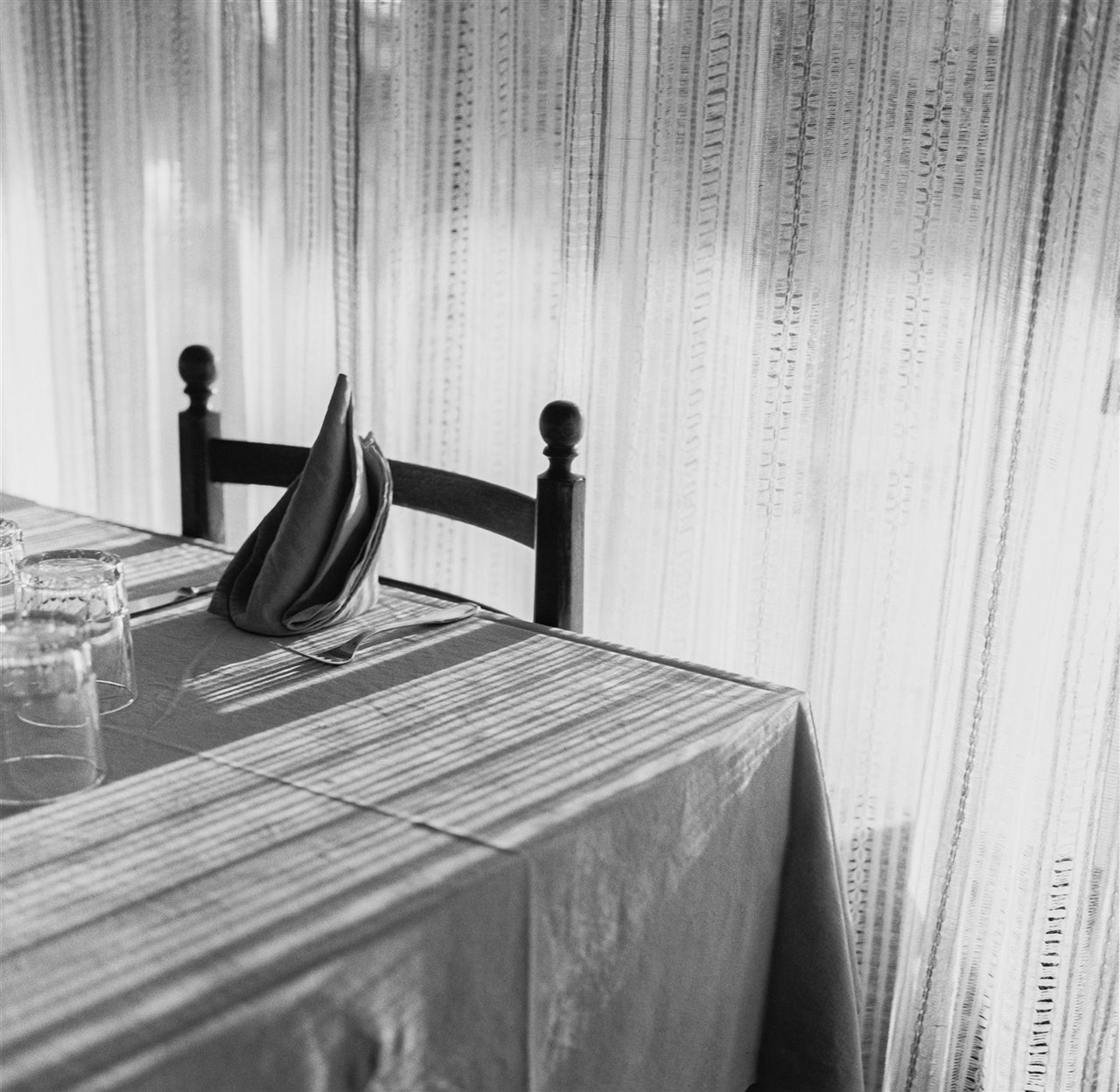 Las mesas de restaurantes, un motivo que ya había fotografiado en Italia y Francia, se convierten tras su paso por Marruecos en el referente de un creador con un lenguaje visual propio e intransferible. © Arxiu Ferran Freixa, VEGAP, Girona, 2022.