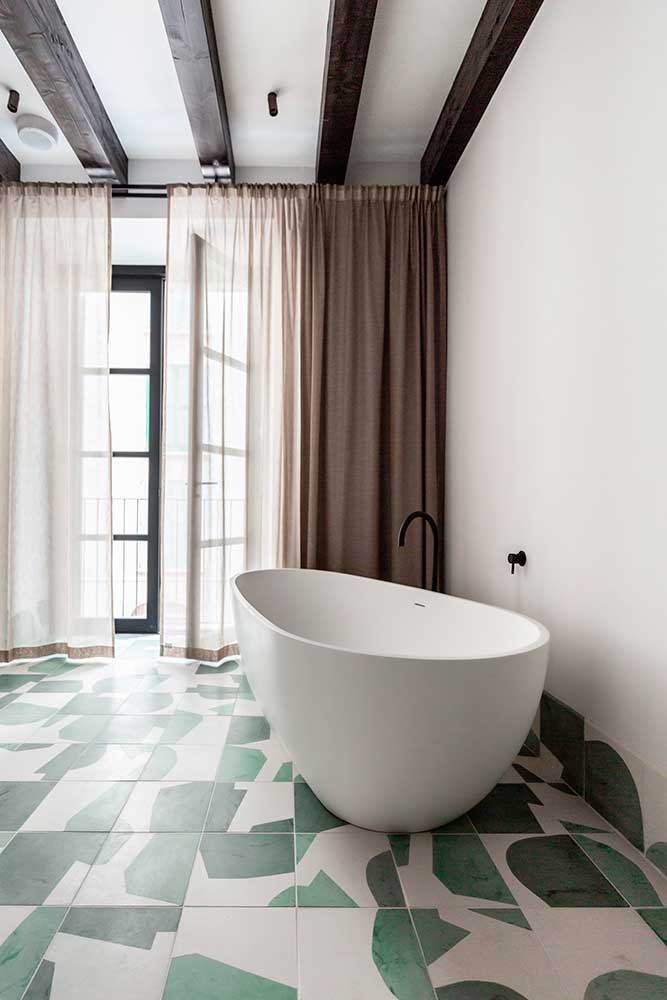 Cambiar los azulejos por unos más modernos le puede dar una nueva vida a tu baño. 