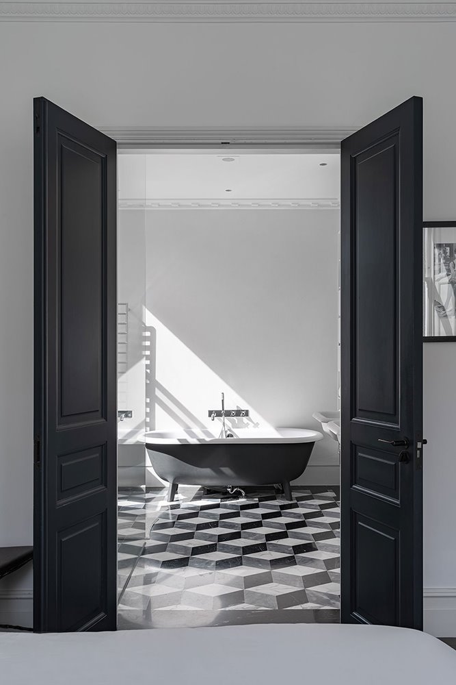 casa en londres con diseño moderno y escaleras flotantes rojas 6