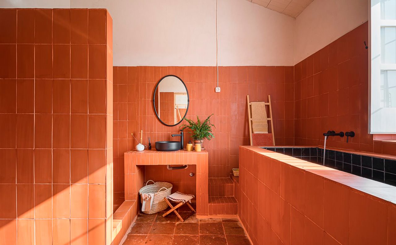 La Centinela es el proyecto estrella del arquitecto Francisco Ortega Ruiz, quien ha rehabilitado un espacio abandonado en una vivienda que rinde homenaje al pasado agrícola y rural de nuestro país.