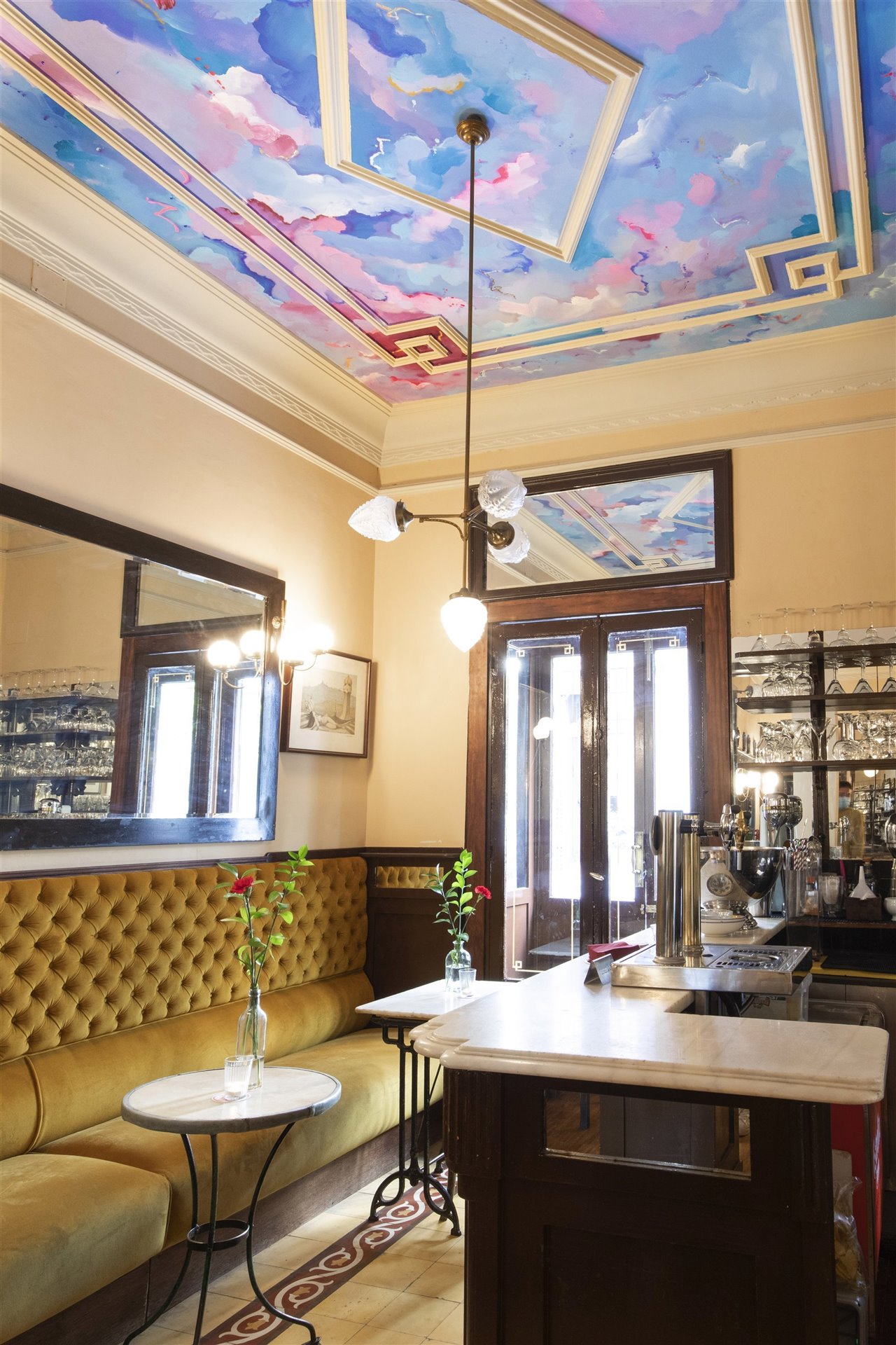 Intervención en el techo del Café Ruiz de Madrid.