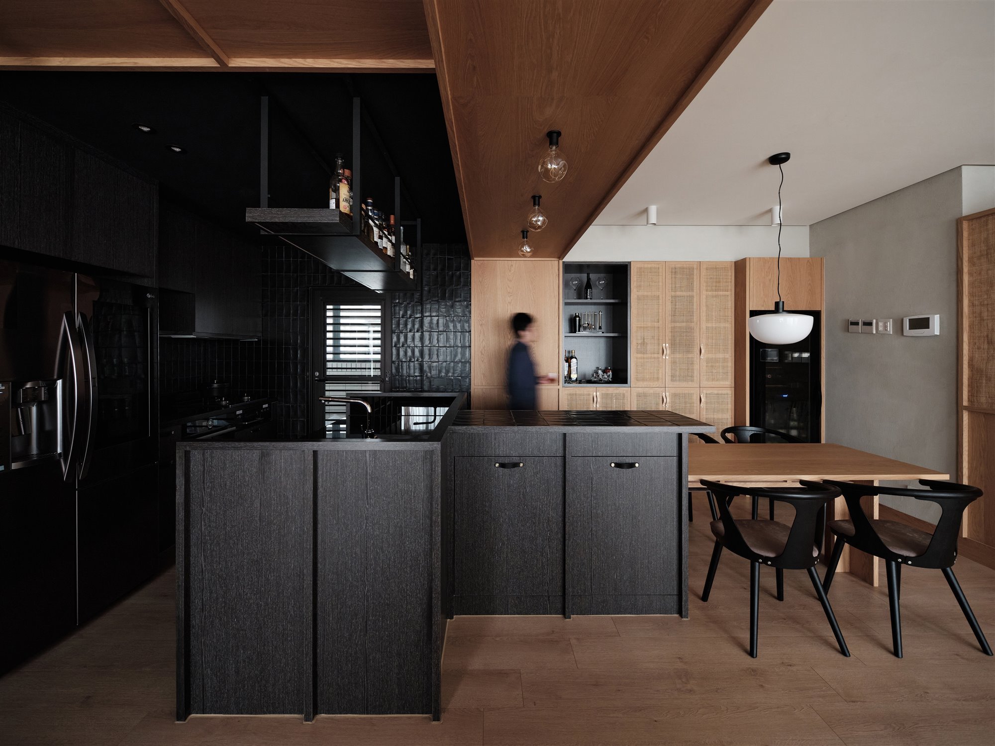 La casa de un piloto en madera y acero cocina