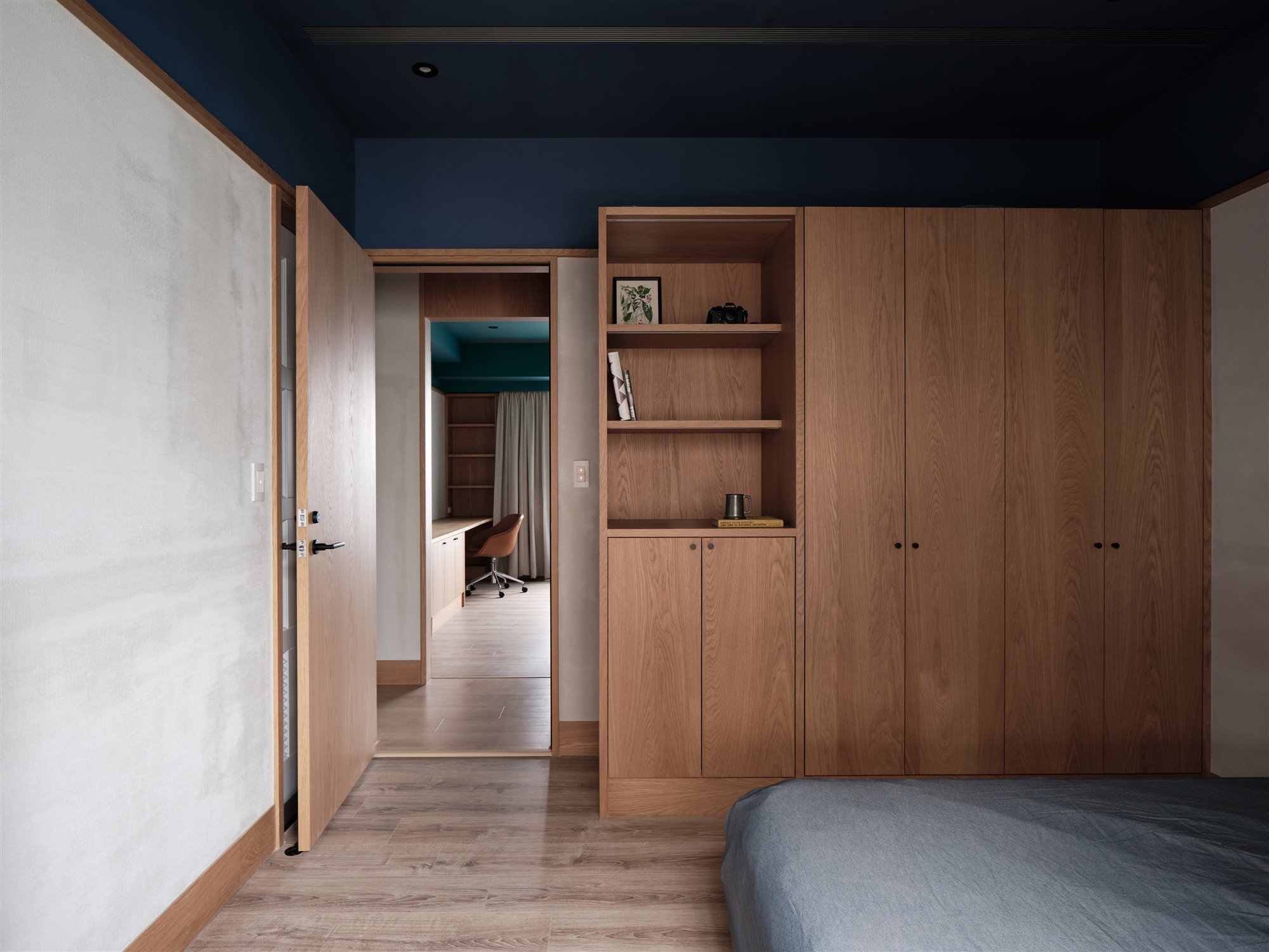 La casa de un piloto en madera y acero dormitorio