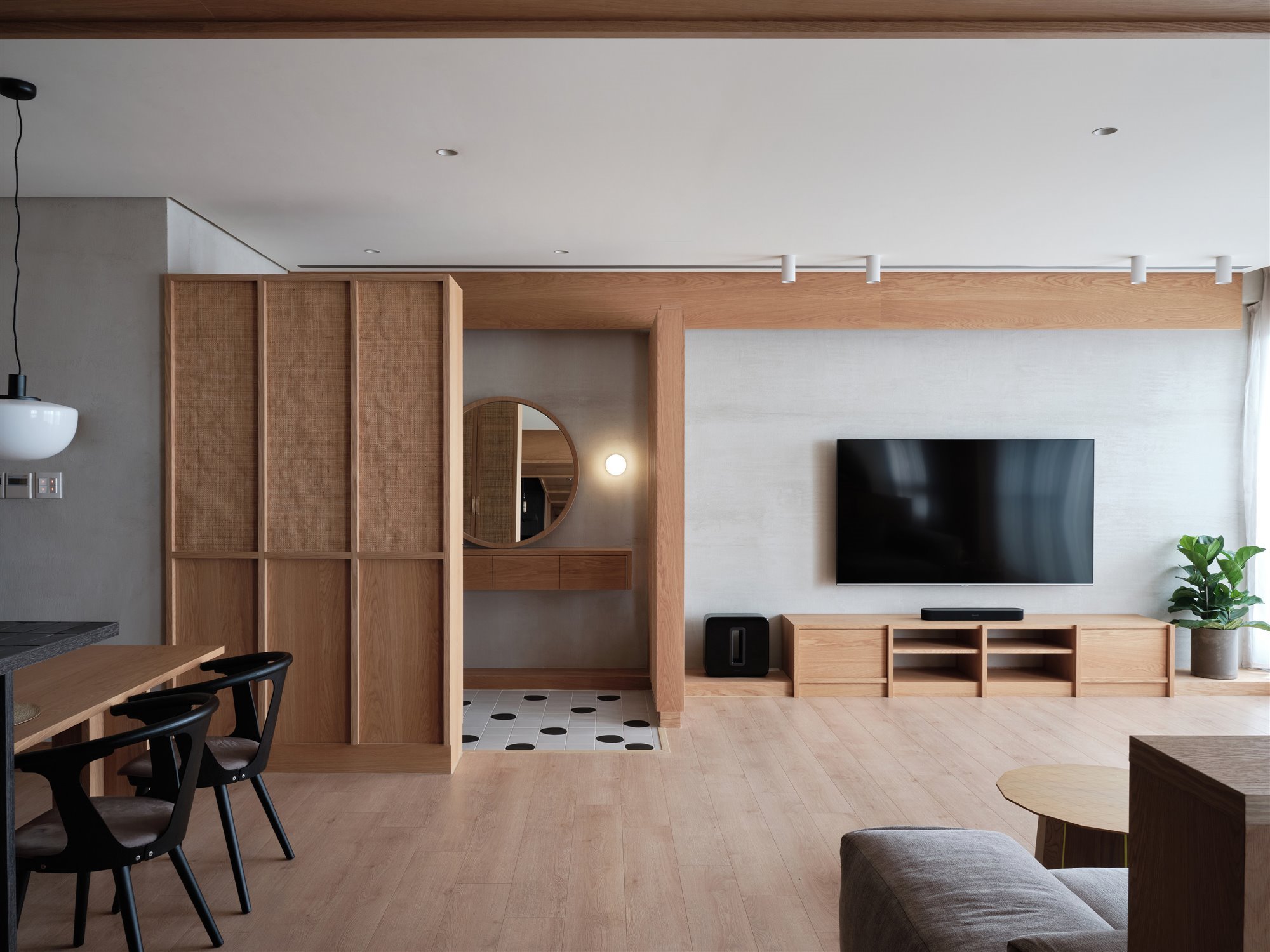 La casa de un piloto en madera y acero salon