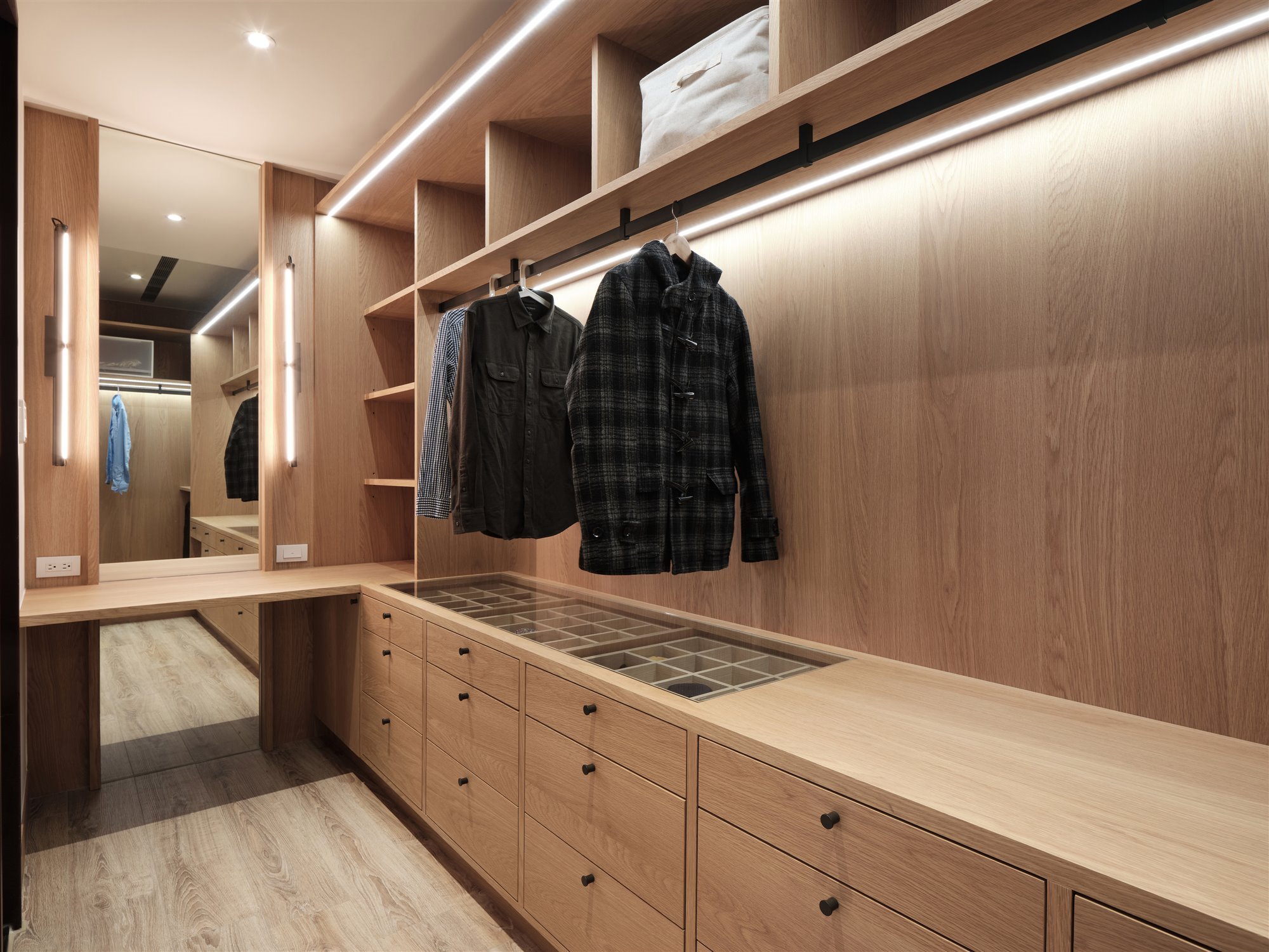 La casa de un piloto en madera y acero vestidor
