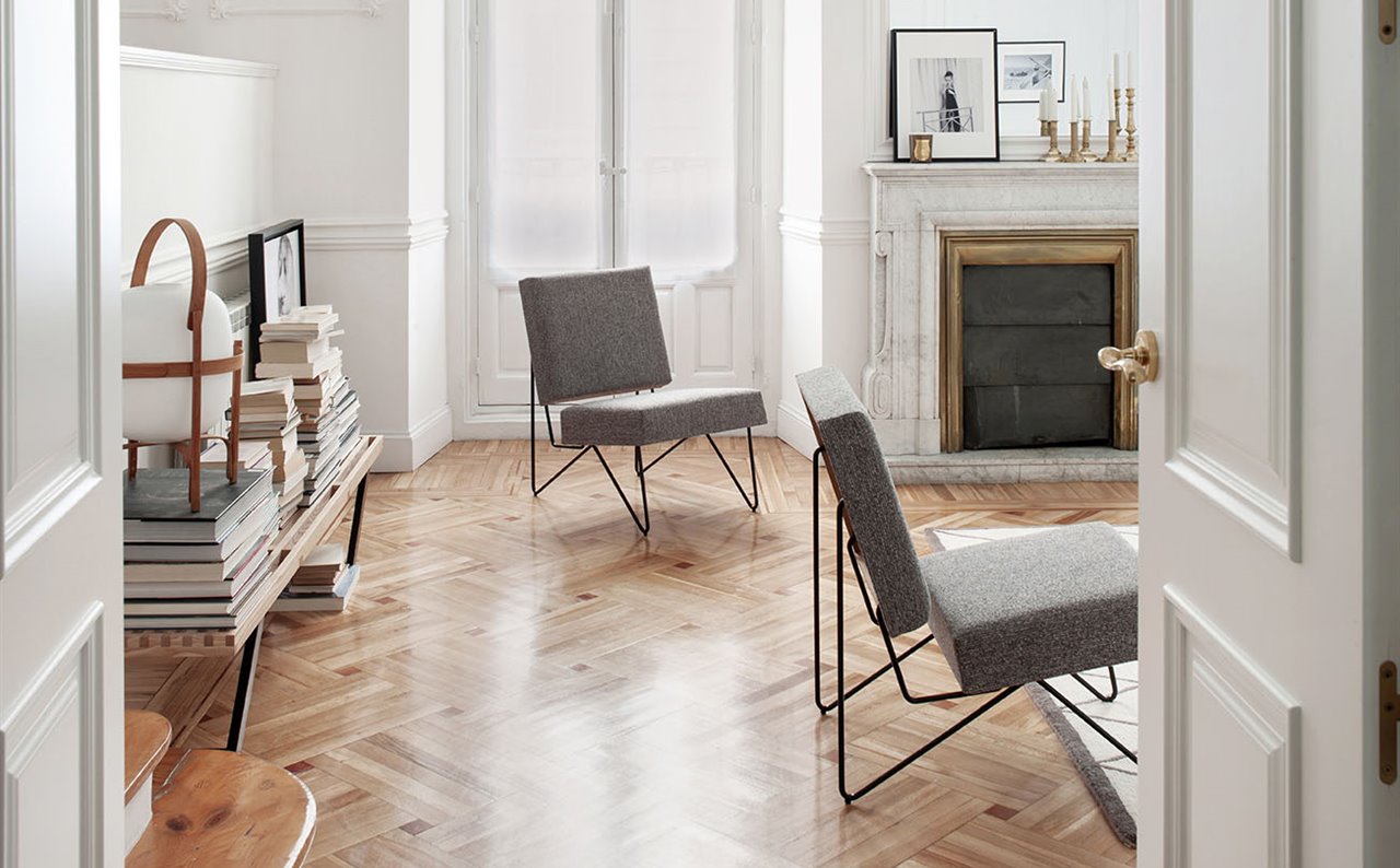 Piso moderno y reformado en Madrid con molduras y suelo de parquet salon con chimenea