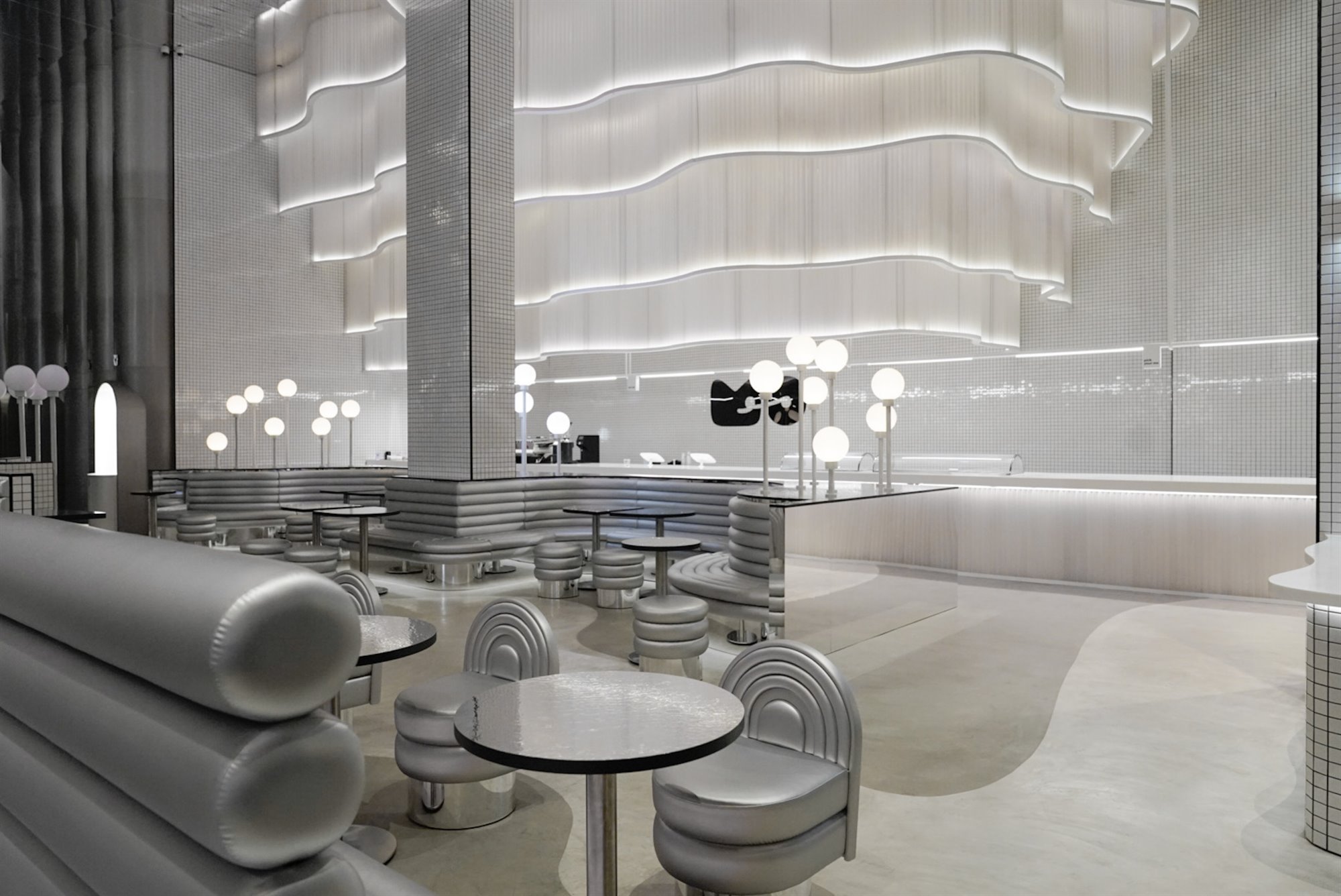 MASQUESPACIO . Una pastelería en Arabia Saudí (con un interiorismo Made in Spain) que parece sacada del futuro