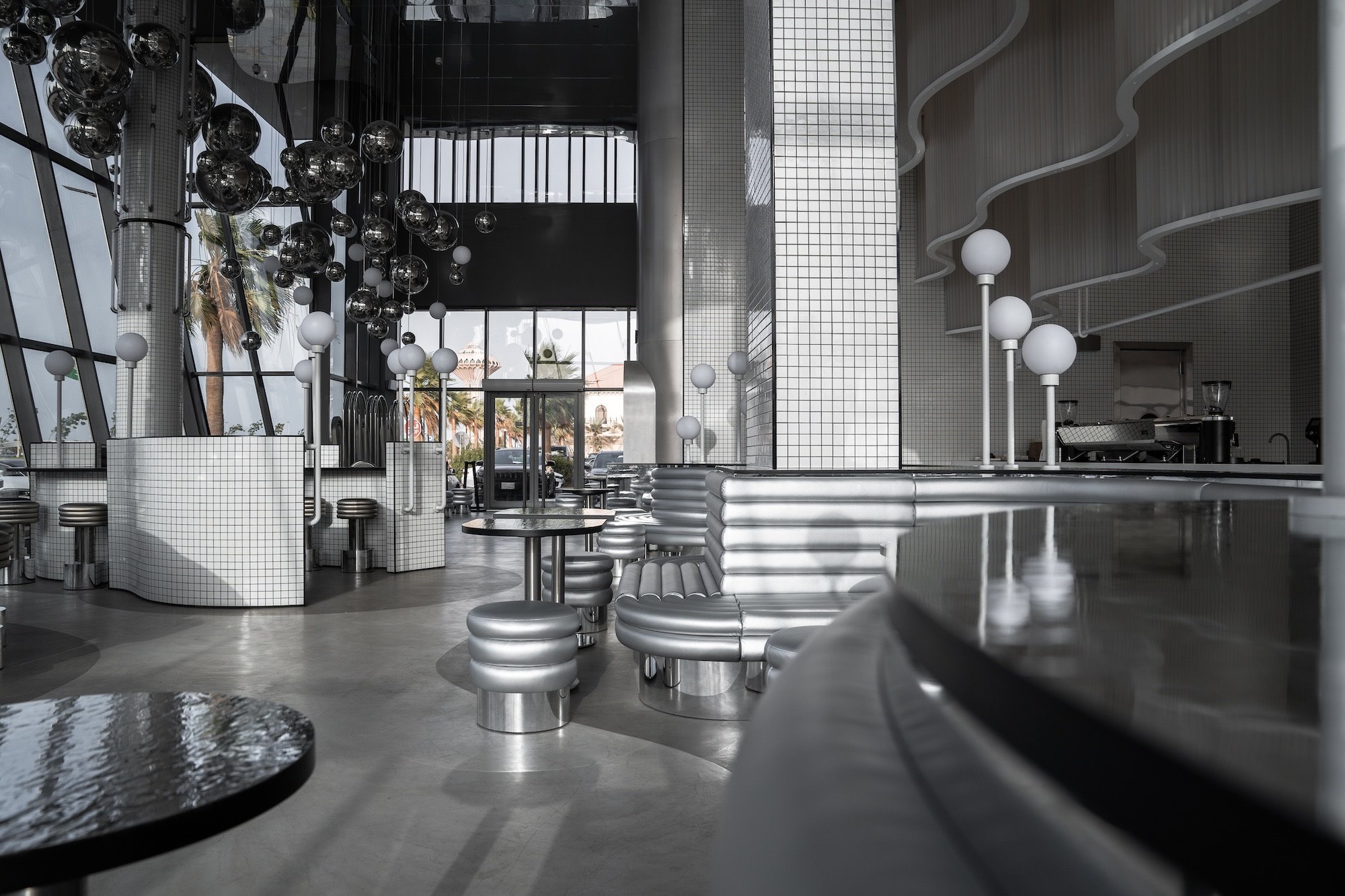 MASQUESPACIO . Una pastelería en Arabia Saudí (con un interiorismo Made in Spain) que parece sacada del futuro