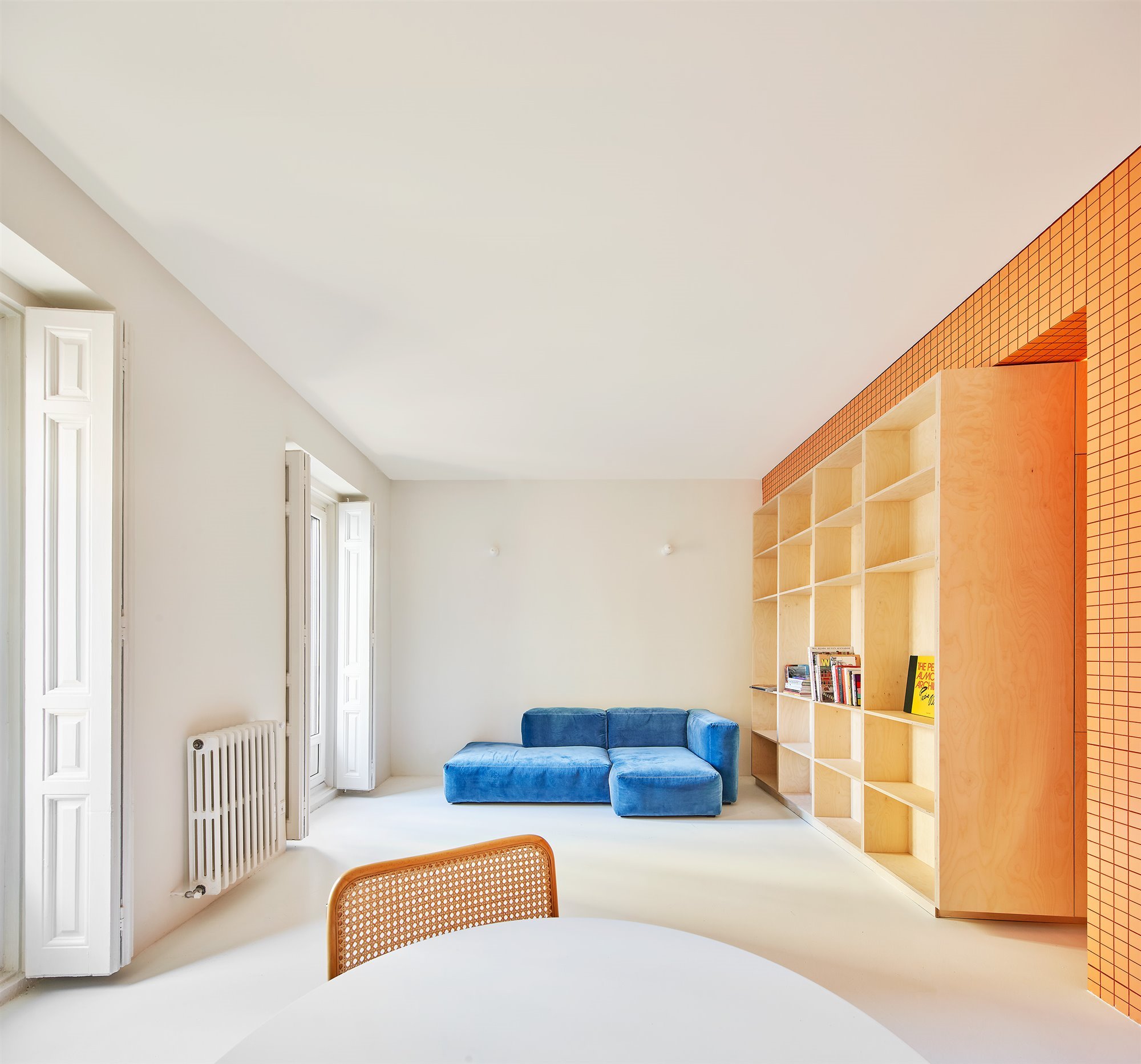 Así se convirtieron dos apartamentos turísticos en un piso para teletrabajar en el centro de Madrid