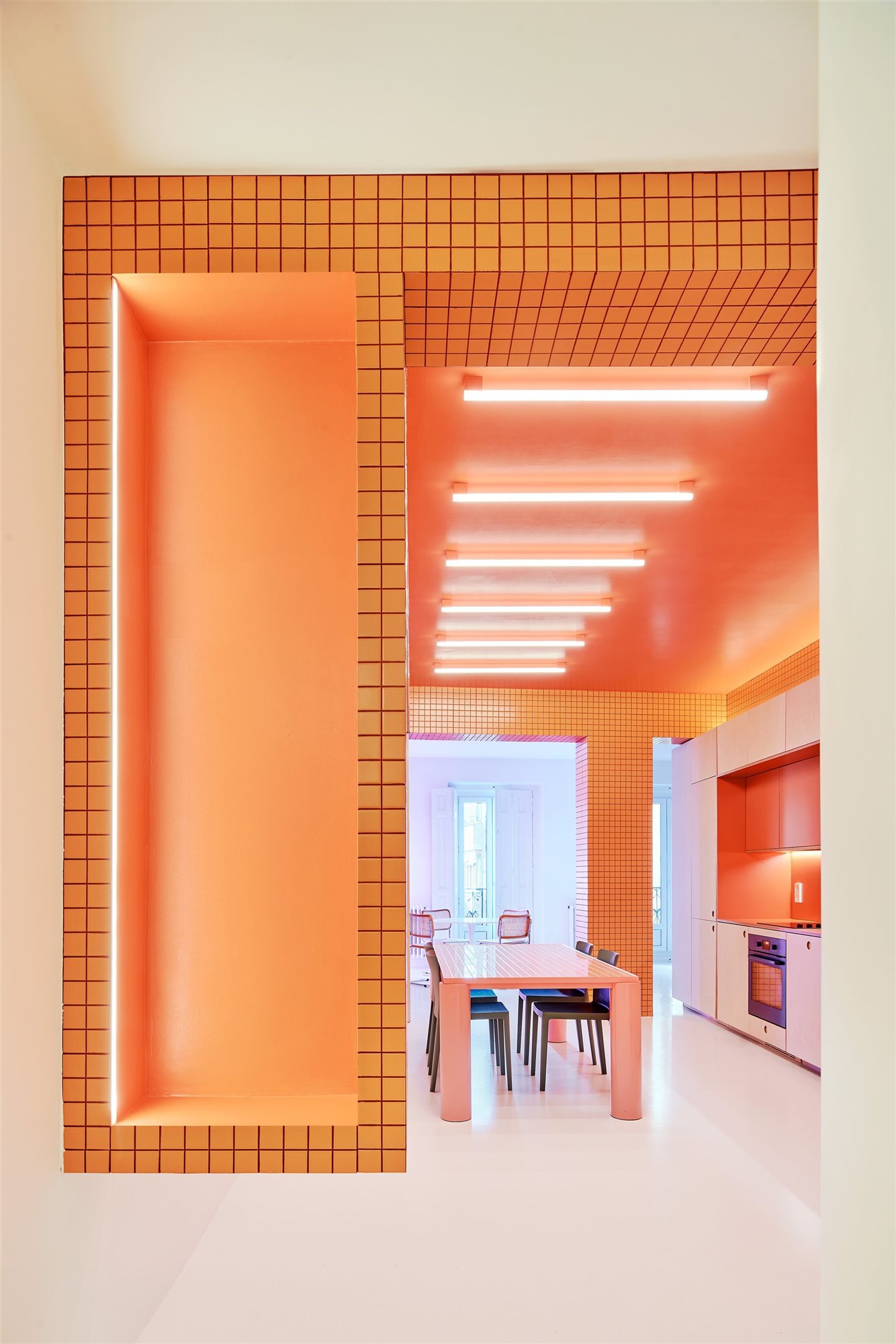 Así se convirtieron dos apartamentos turísticos en un piso para teletrabajar en el centro de Madrid