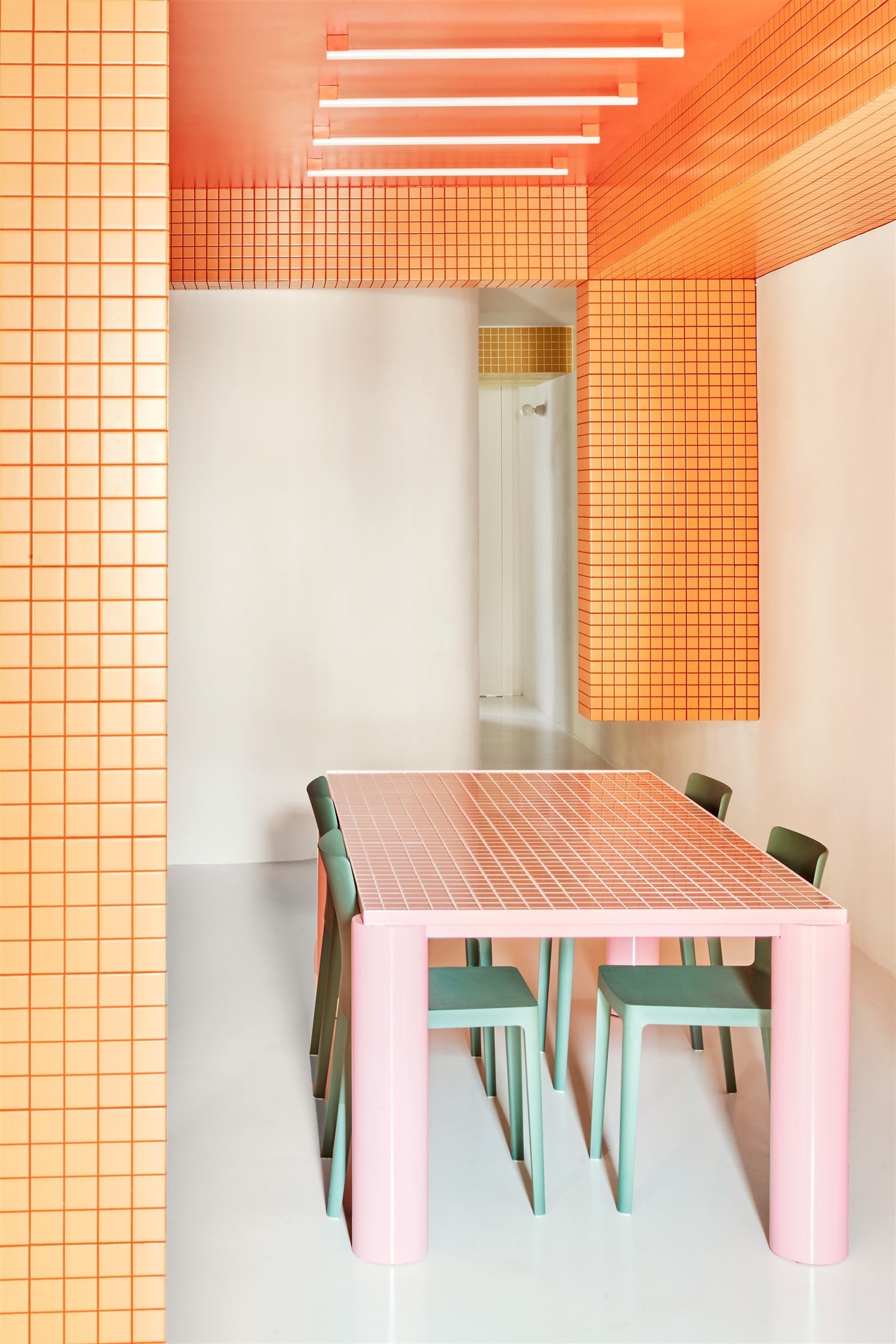 Así se convirtieron dos apartamentos turísticos en un piso para teletrabajar en el centro de Madrid