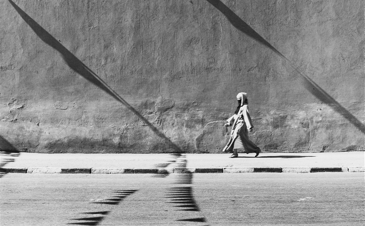 Las fotografías de la exposición Volviendo a Marruecos, abierta en Palafrugell hasta el 27 de noviembre, reflejan la atenta mirada de quien observa un lugar y una cultura por primera vez. © Arxiu Ferran Freixa, VEGAP, Girona, 2022.
