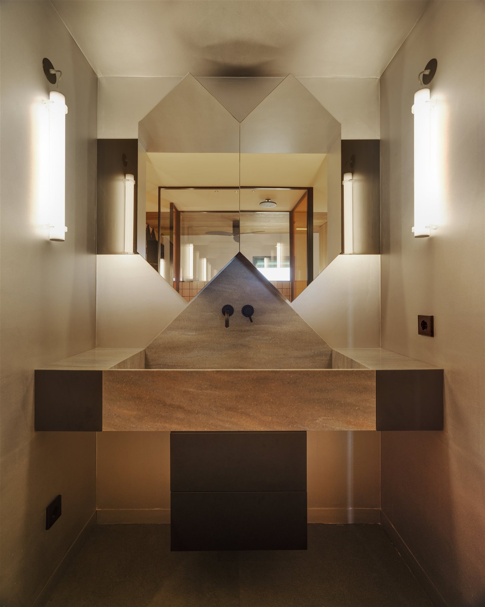 Este piso en Murcia de una pareja de arquitectos se inspira en las banderas de los balcones