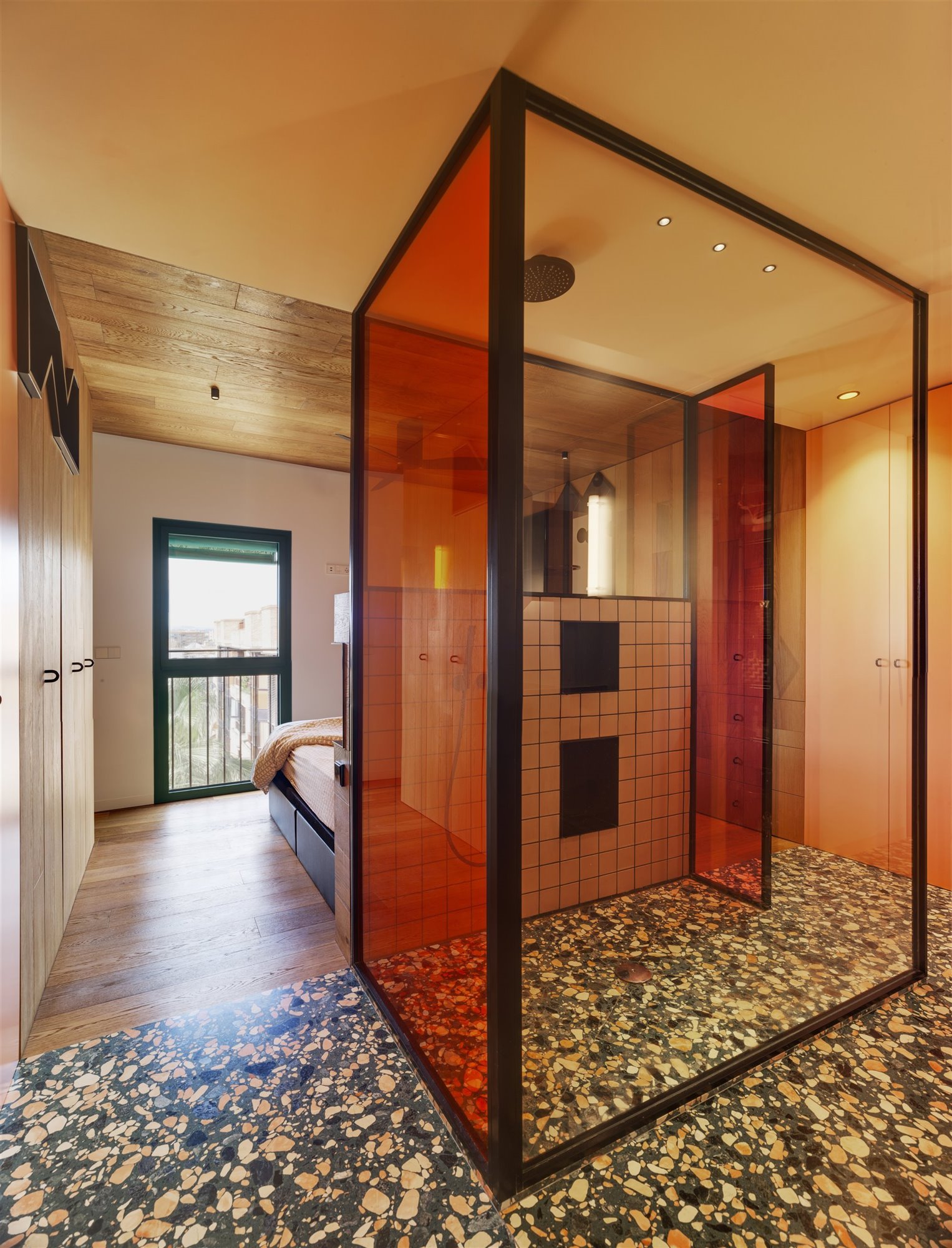 Este piso en Murcia de una pareja de arquitectos se inspira en las banderas de los balcones