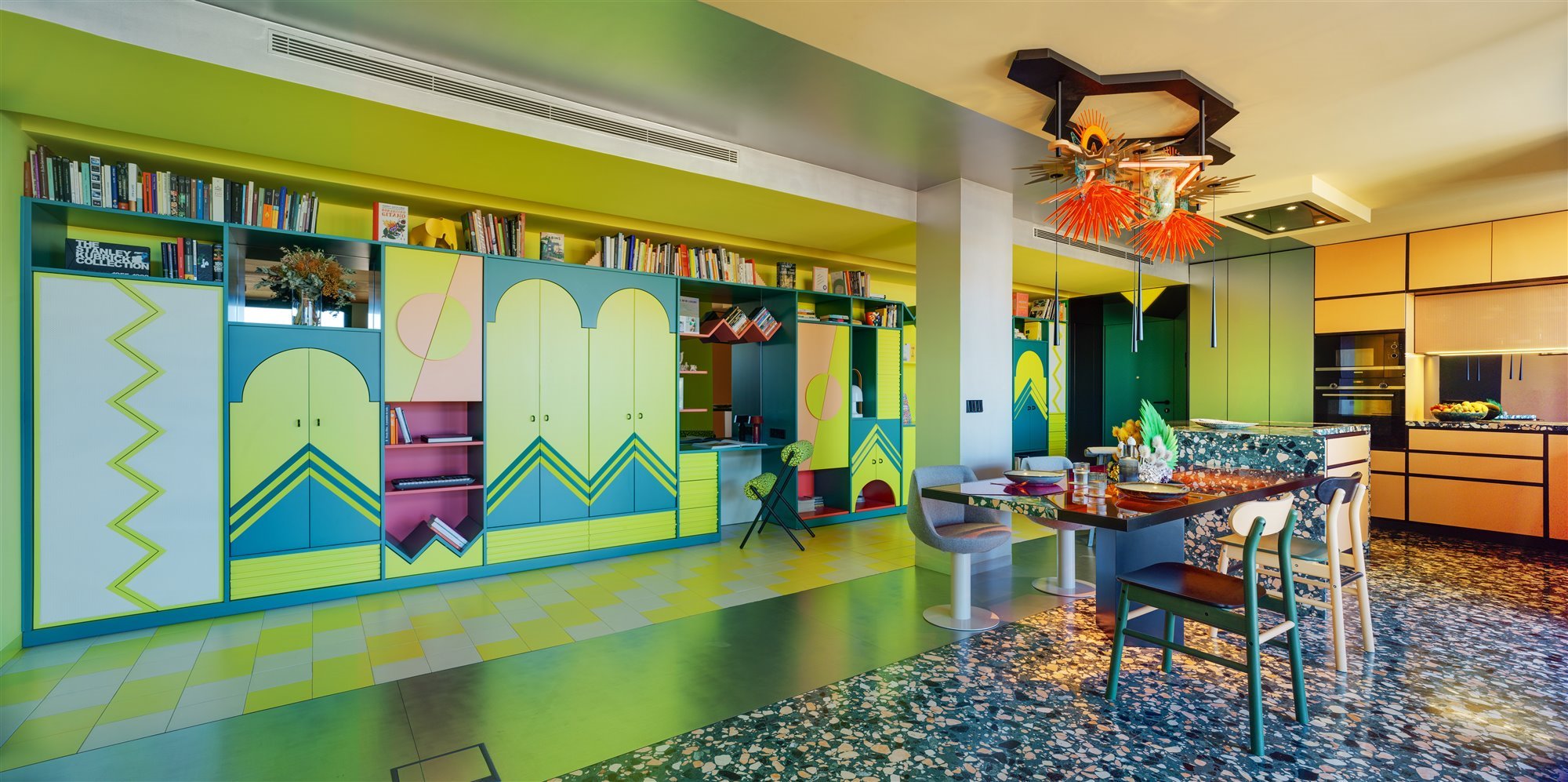 Este piso en Murcia de una pareja de arquitectos se inspira en las banderas de los balcones
