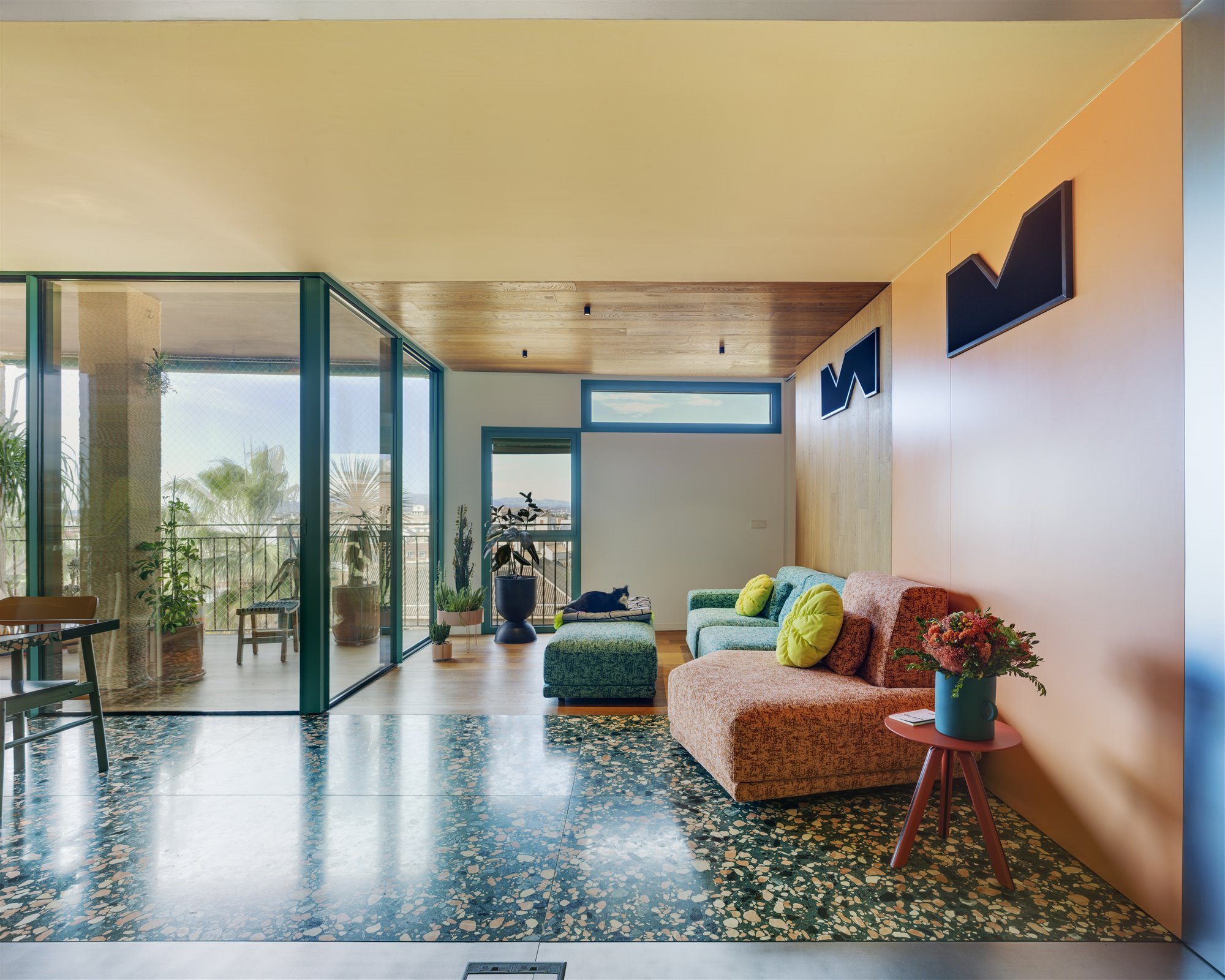 Este piso en Murcia de una pareja de arquitectos se inspira en las banderas de los balcones