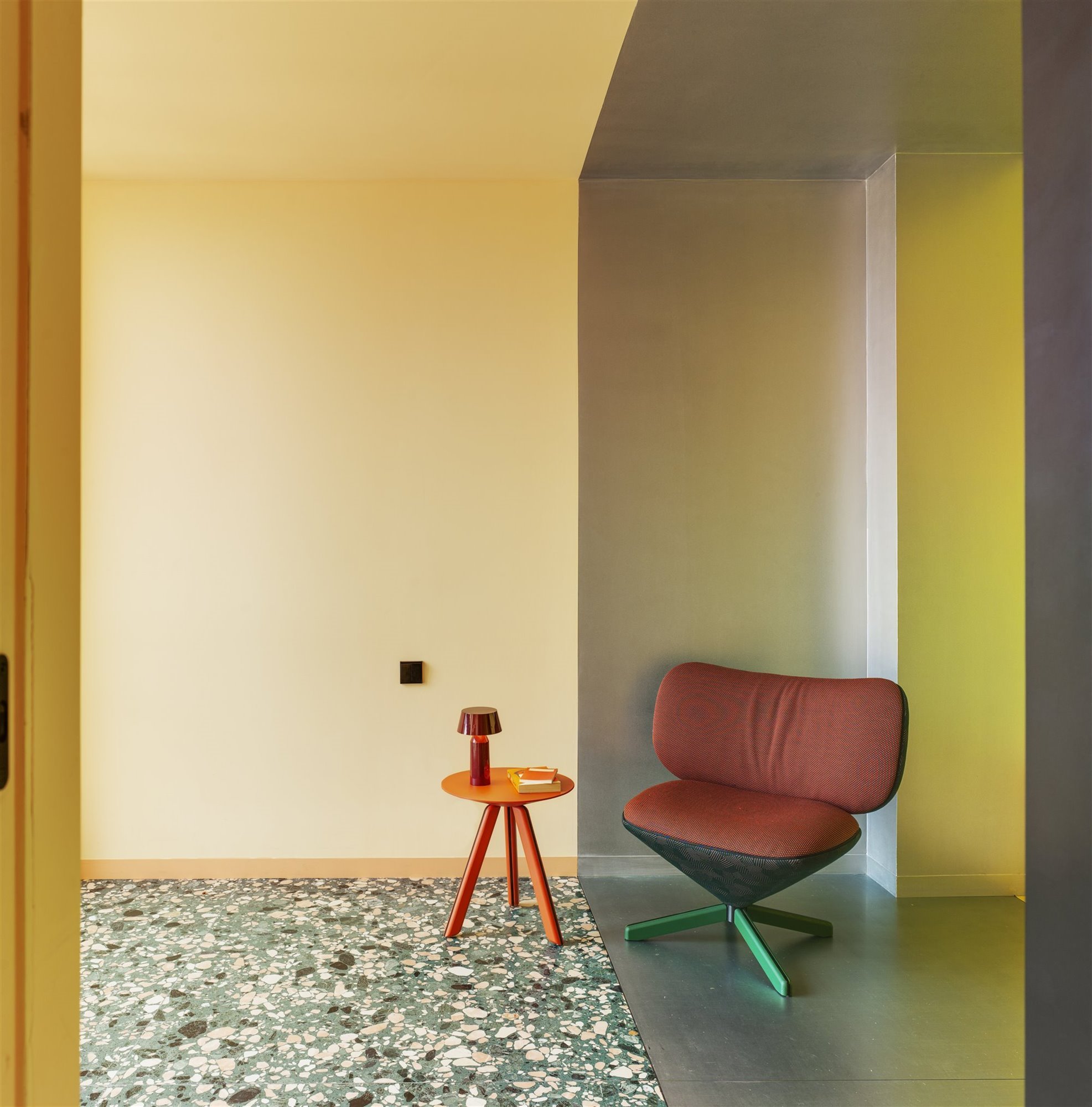Este piso en Murcia de una pareja de arquitectos se inspira en las banderas de los balcones