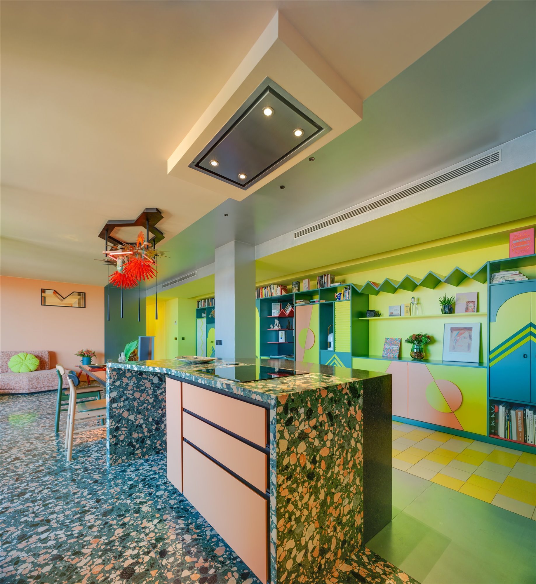 Este piso en Murcia de una pareja de arquitectos se inspira en las banderas de los balcones