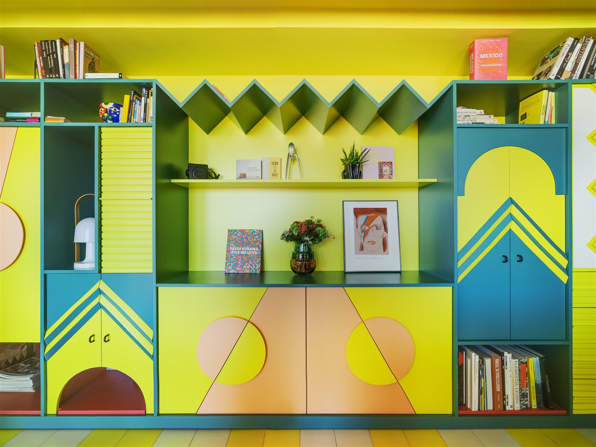 Este piso en Murcia de una pareja de arquitectos se inspira en las banderas de los balcones