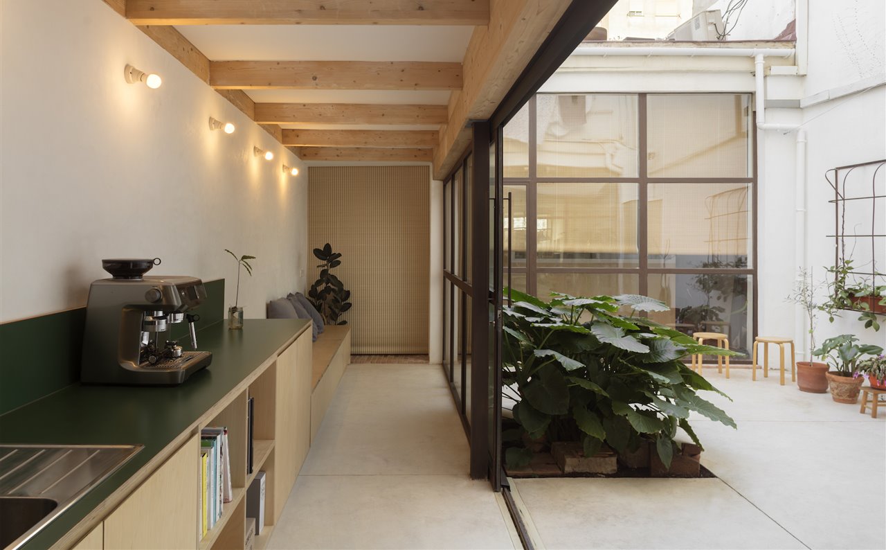 El patio y la cocina se convierten en el núcleo de la casa, donde se desarrolla la mayor parte de la vida y desde donde se tiene la perspectiva de todo lo que sucede. 