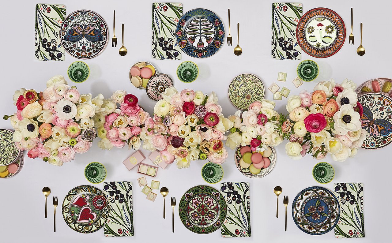 Mesa con flores y vajilla La DoubleJ x Laduree