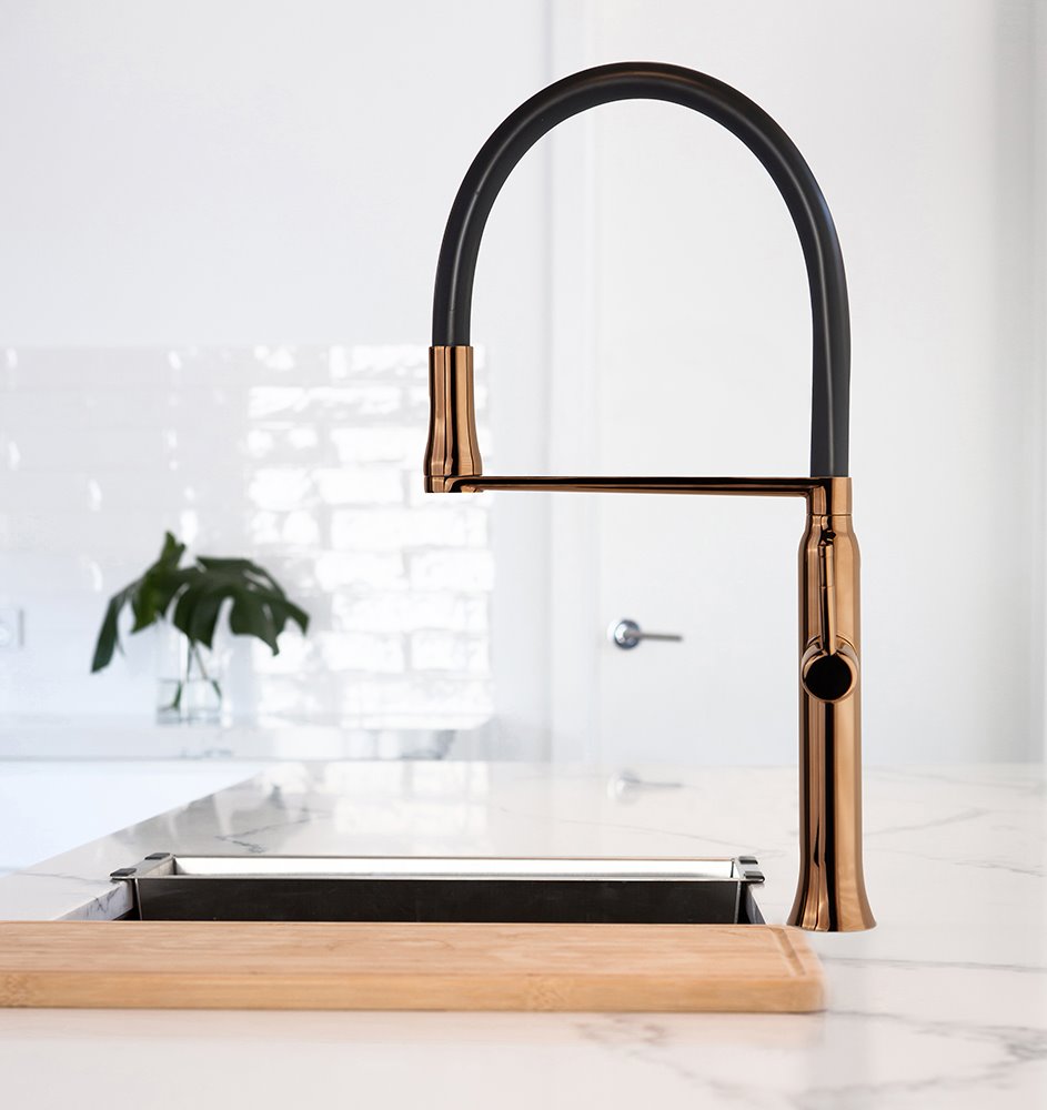 El acabado cobre satinado combina a la perfección con el caño negro de silicona.