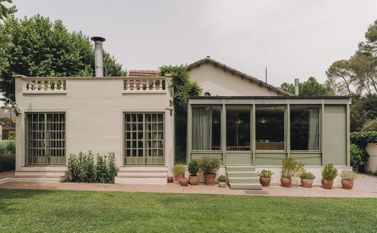 Abrazada por un cuidado jardín, la casa reproduce el estilo de los cottages ingleses, donde interior y exterior se fusionan.