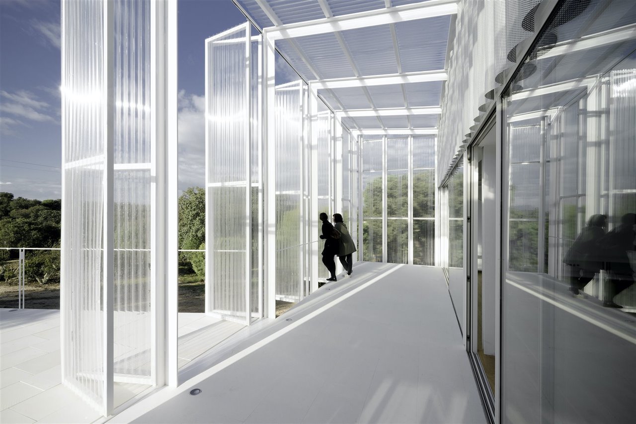 Casa y estudio para un artista en La Berzosa, por Idearch Studio. La fachada busca relacionarse con los árboles del entorno cercano. 