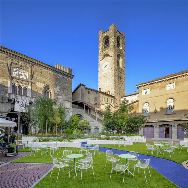 Pedrali embellece el centro histórico de Bergamo con su mobiliario outdoor