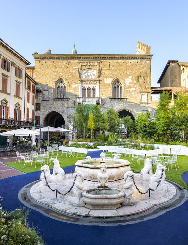 Pedrali embellece el centro histórico de Bergamo con su mobiliario outdoor